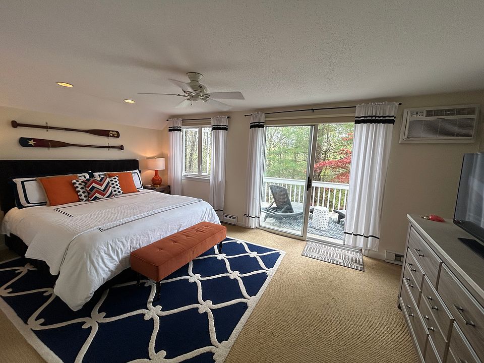 King bedroom with en suite bathroom and private deck