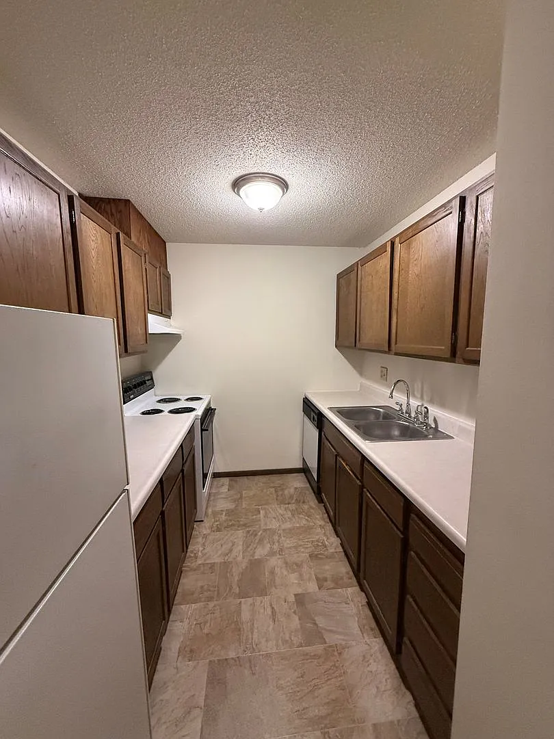 Xerxes Manor Apartments — Photo 1