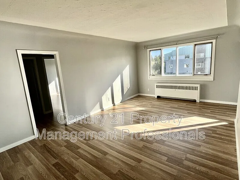 2 bed, 1.0 bath, 700 sqft, $1,100 — Photo 2