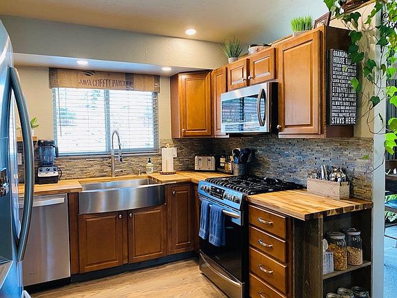 Kitchen _ gas stove, garbage disposal, dishwasher, refrigerator. All newer stainless steel appliances. Plenty of kitchen utensils, plates, pans, etc. 
InstaPot, Air Fryer, Toaster, Vitamix, Kitchenaid Mixer.