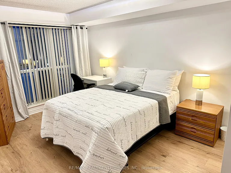 270 Wellington St W #409 — Photo 13