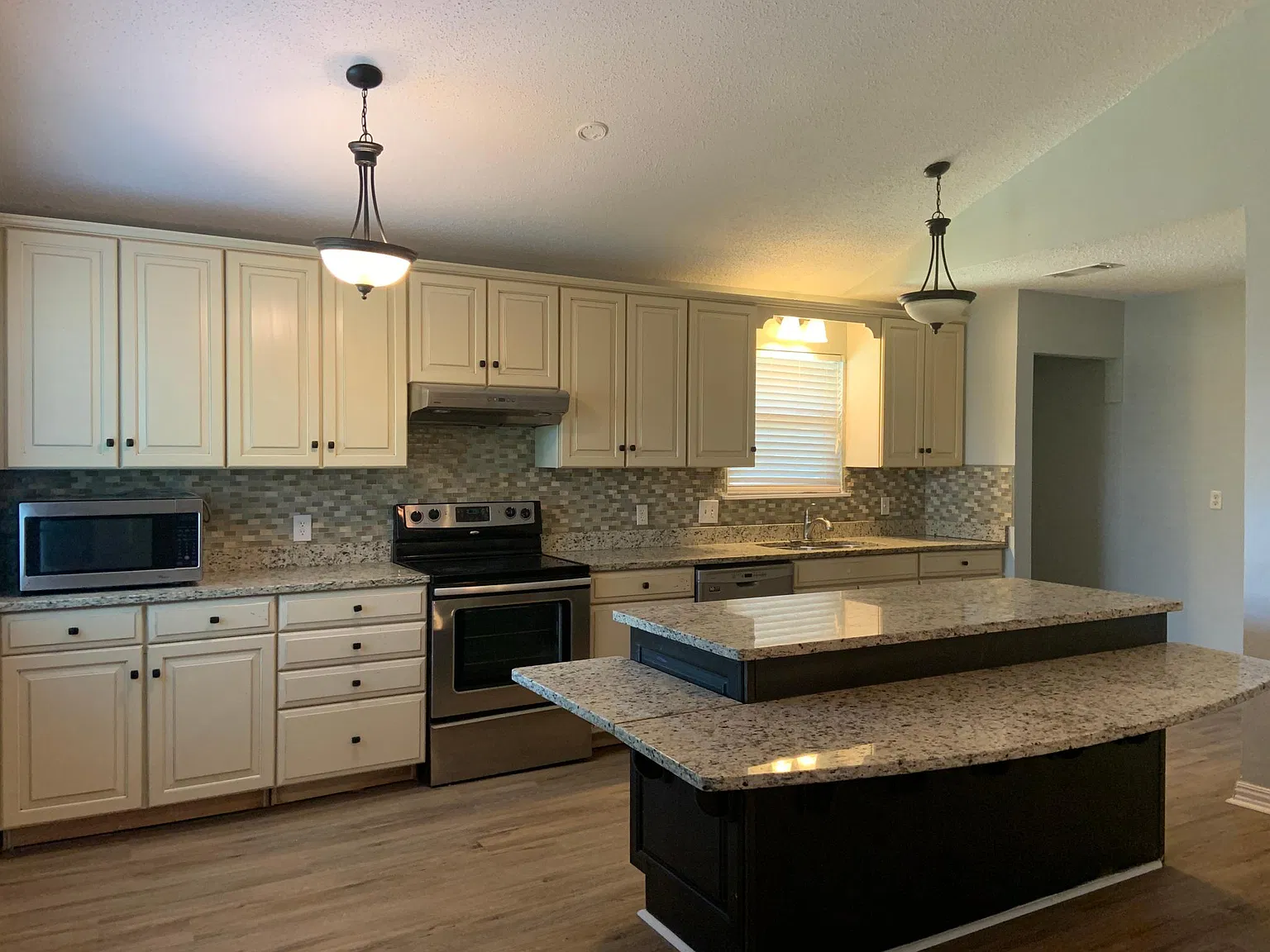 3 bed, 1244 sqft, $1,900 — Photo 3