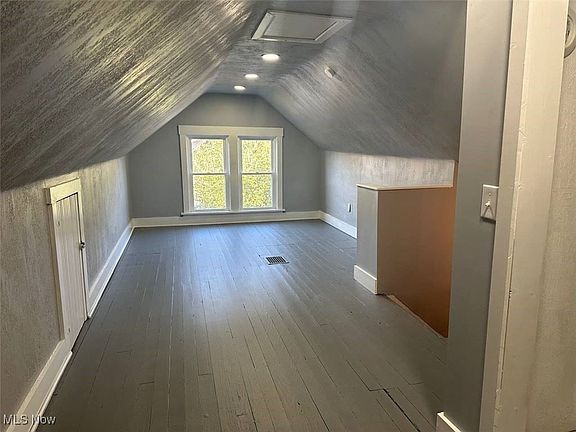 4th image of 190 E Mapledale Ave #1