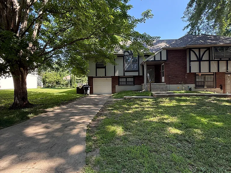 317 NW Highland Ln — Photo 2