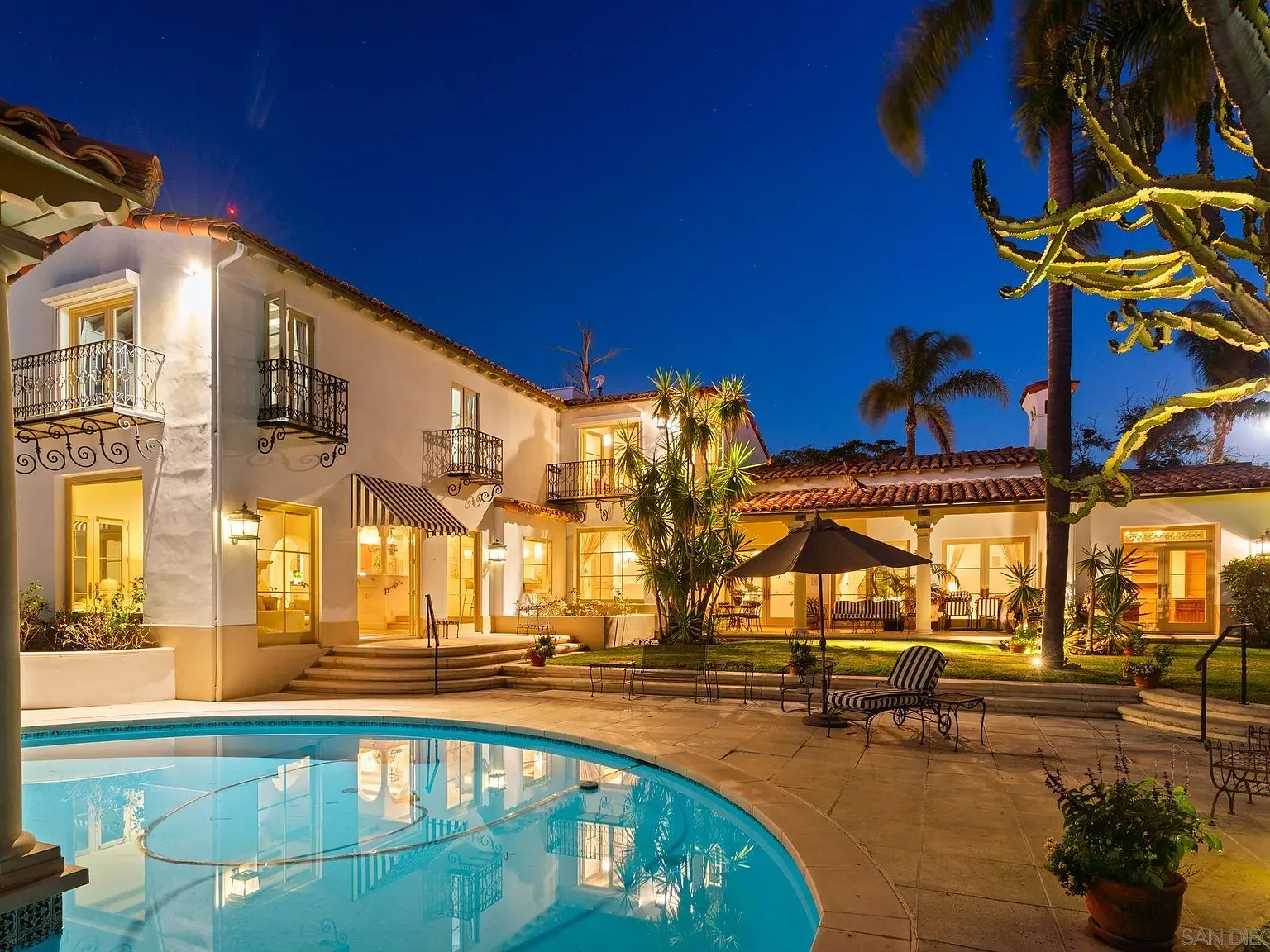 6 bed, 7.5 bath, 6328 sqft, $27,500 — Photo 2