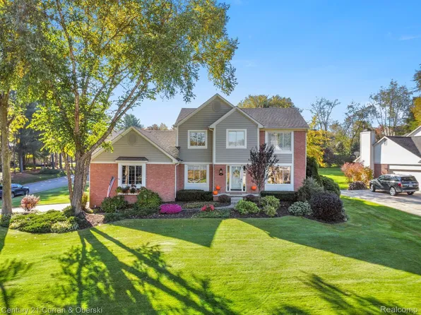57697 Hidden Timbers Dr, South Lyon, MI 48178