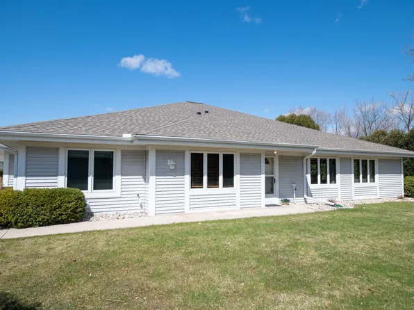 7202 West Mequon Square DRIVE, Mequon, WI 53092