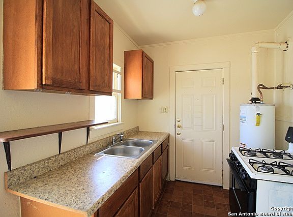 4th image of 2202 Cincinnati Ave