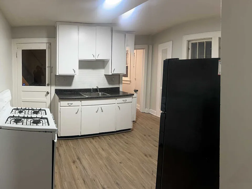 233 Lester Ave #2R