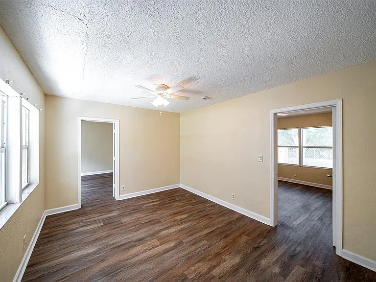 115 NE 4th St #3 — Photo 3