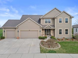 718 Greystone Dr, Port Washington, WI 53074