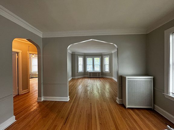 2nd image of 3304-06 W Catalpa Ave #1