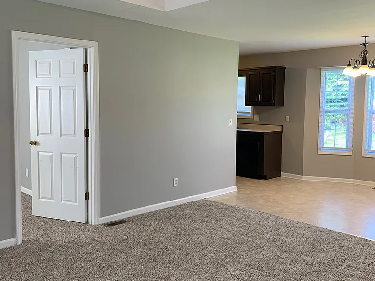 102 Eaglewood Ct — Photo 3