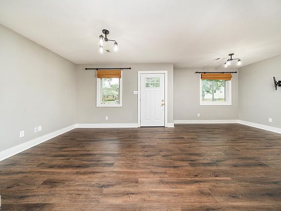 4th image of 402 Lake St