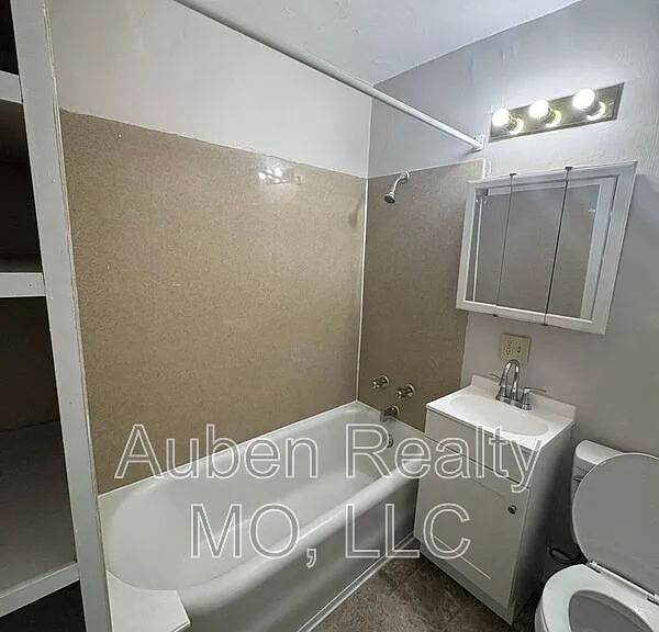 5424 Charlotte St — Photo 7