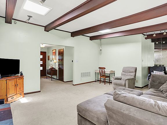 5th image of 415 Woodhill Dr