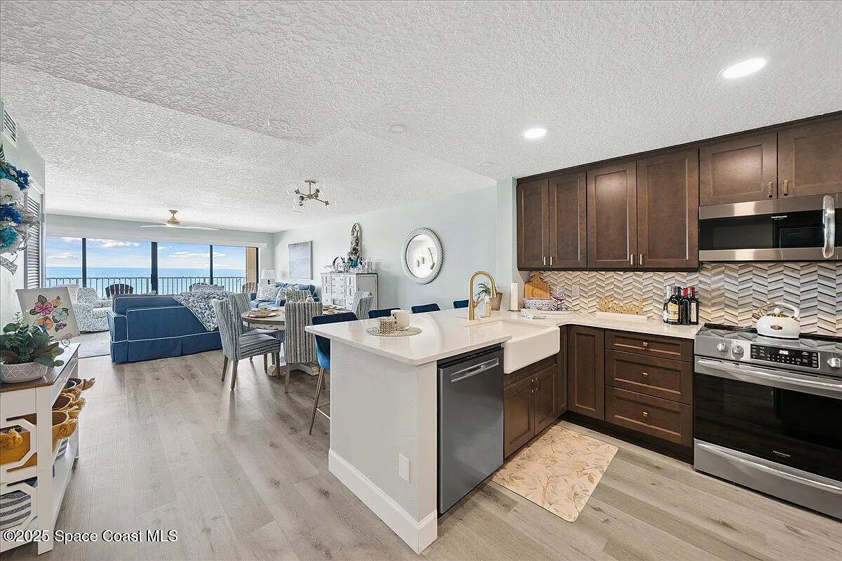 2 bed, 2.0 bath, 1337 sqft, $3,900 — Photo 4