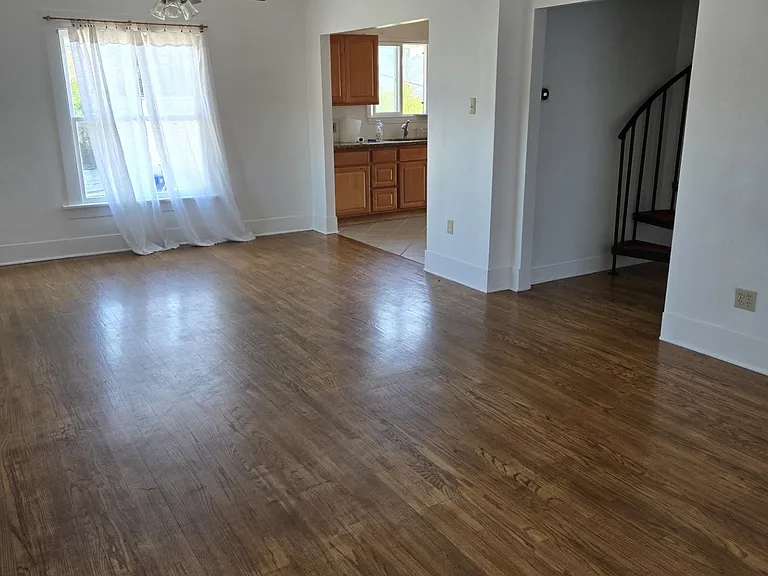 2622 Thomas St — Photo 7