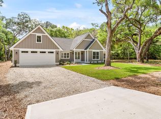 24 Alumni Rd, Beaufort, SC 29907