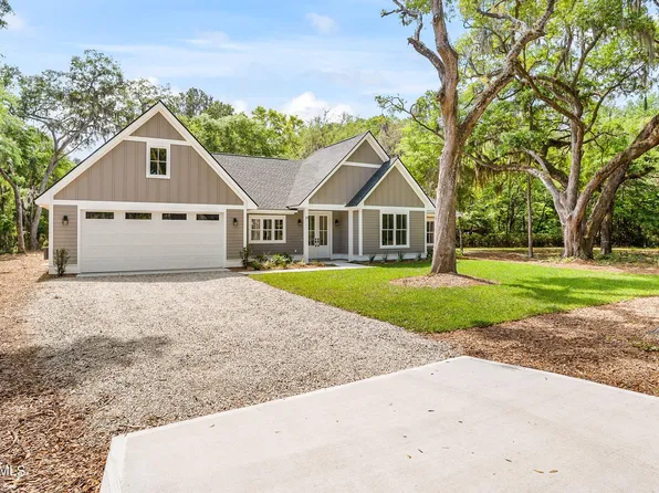 24 Alumni Rd, Beaufort, SC 29907