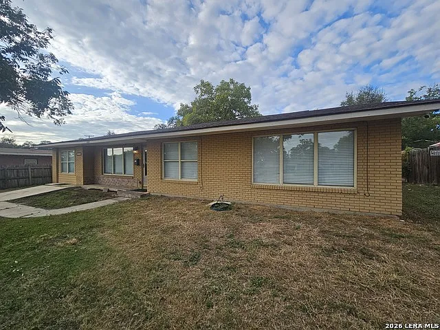 4 bed, 2.0 bath, 1588 sqft, $1,850 — Photo 2