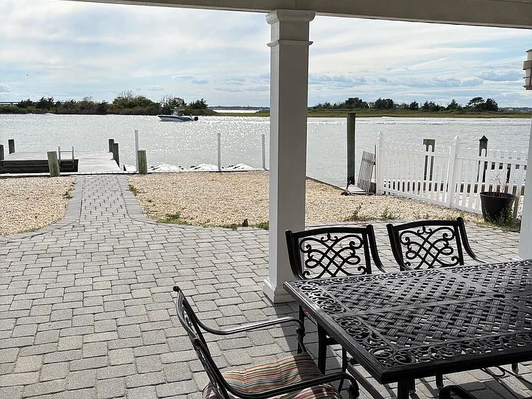 11 Harborside Dr W — Photo 1