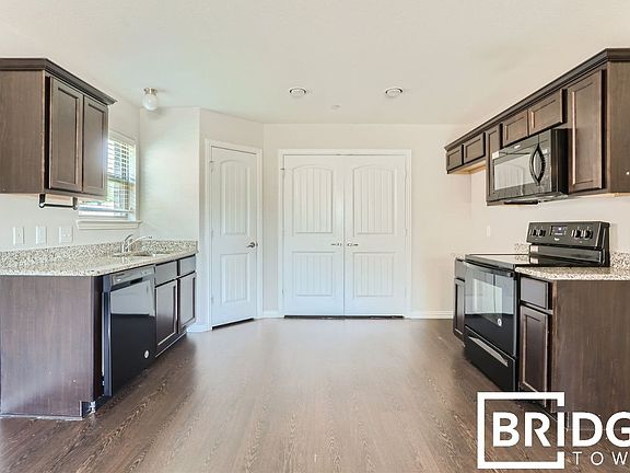 4th image of 1424 Lake Crest Ln