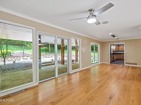 6th image of 3521 Montlake Dr