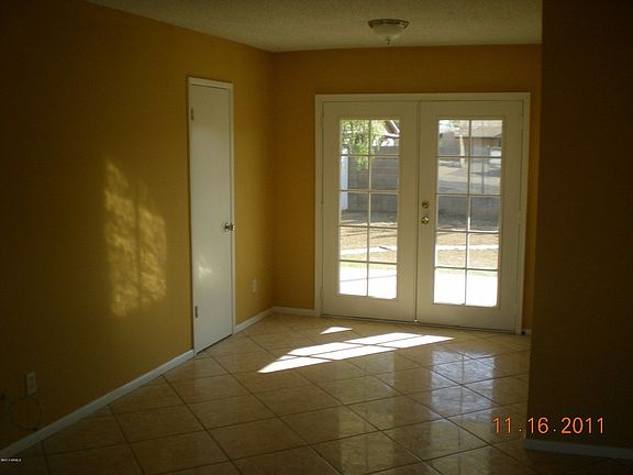 3rd image of 2215 W Larkspur Dr
