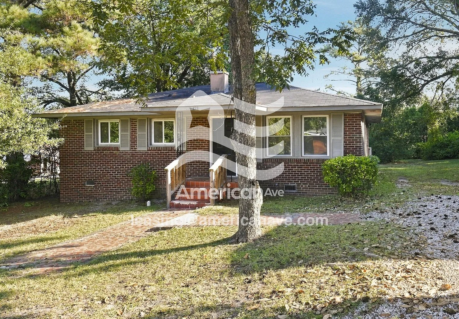 3 bed, 1.0 bath, 988 sqft, $1,215 — Photo 2