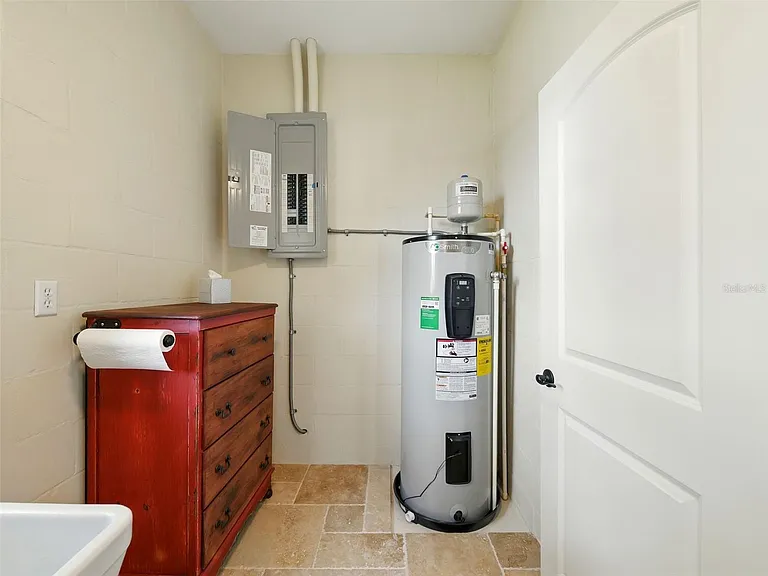 1426 Crestview Dr — Photo 23