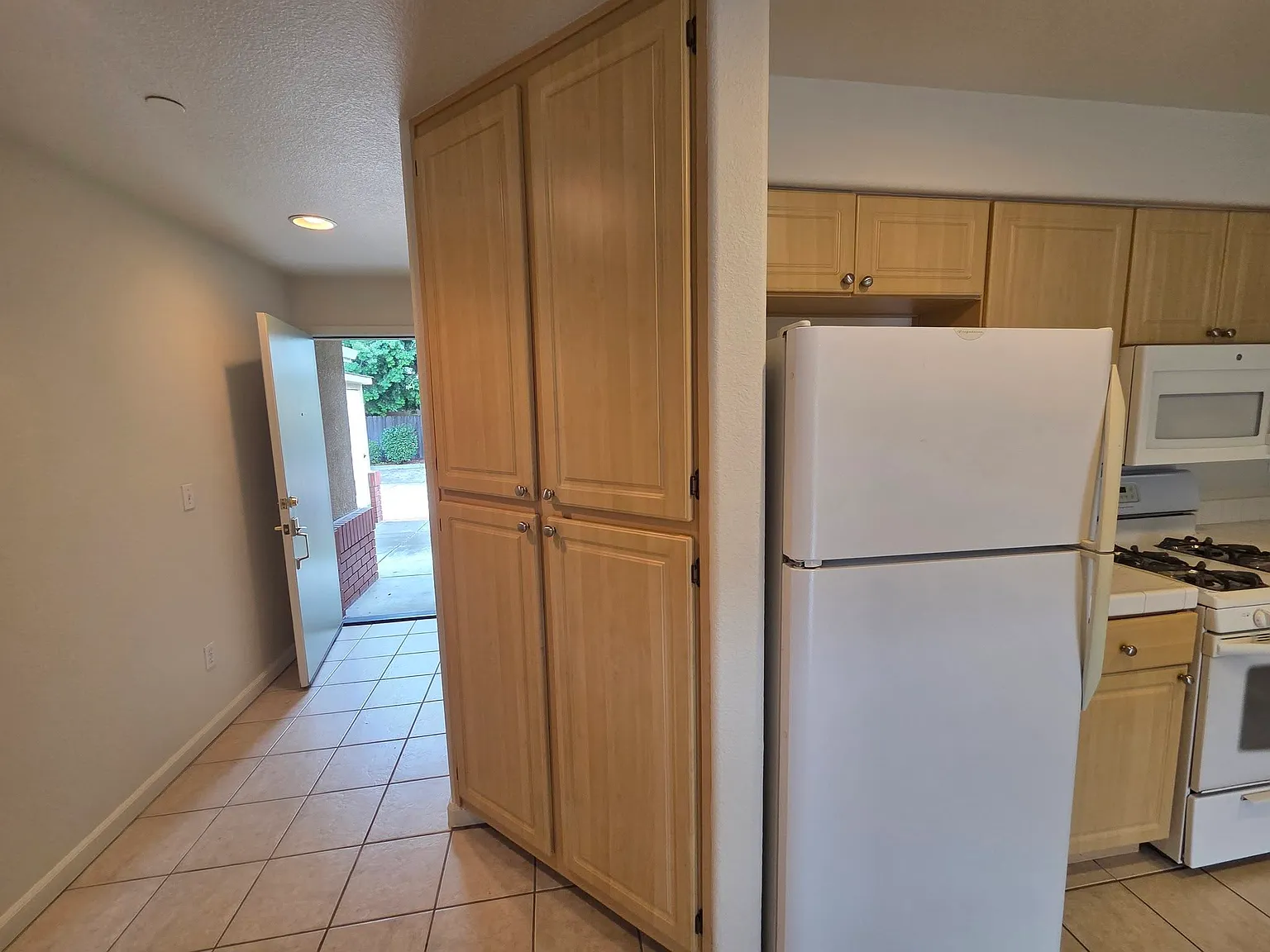 2 bed, 2.5 bath, 1221 sqft, $3,200 — Photo 3