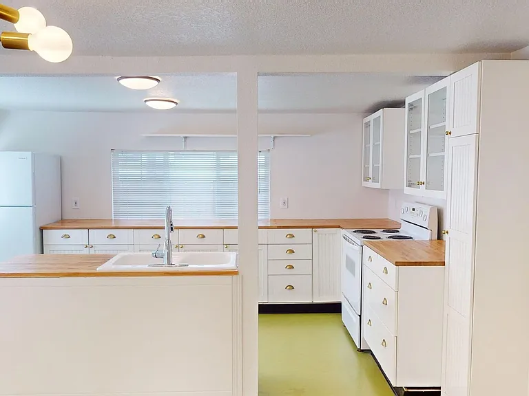 1554 SE Marion St — Photo 7