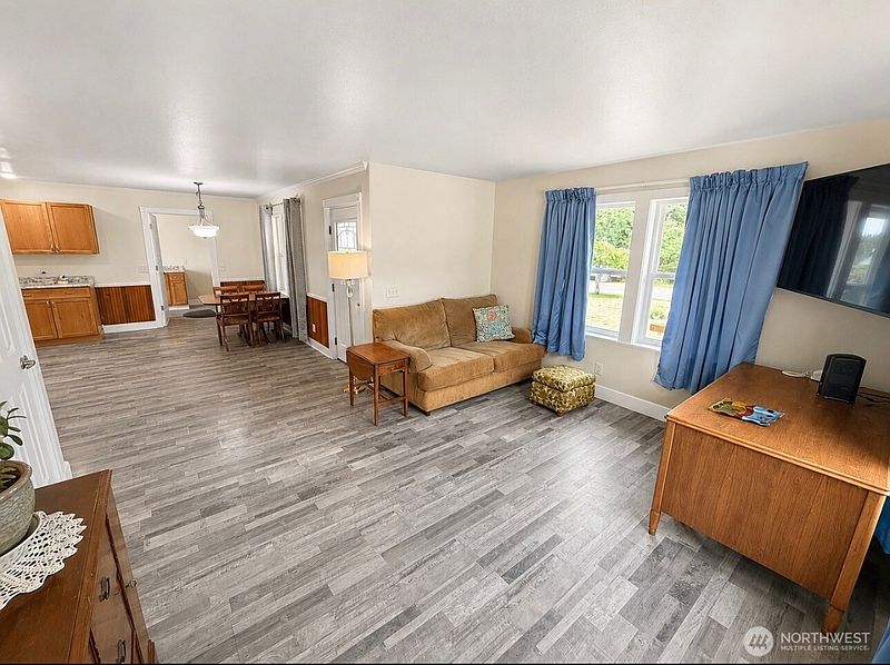 4th image of 105 22nd Street NE