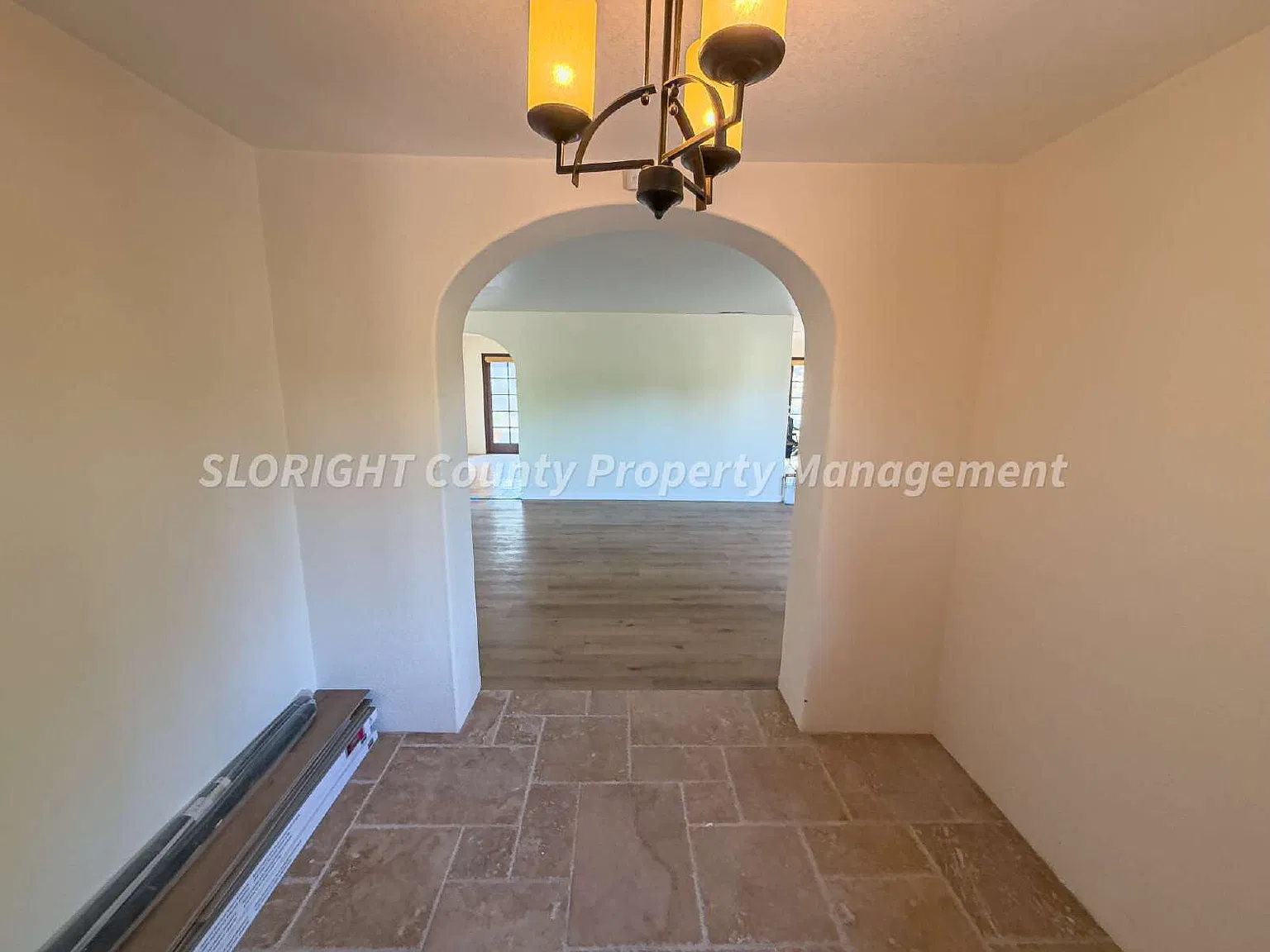 3 bed, 2.0 bath, 2016 sqft, $4,100 — Photo 2