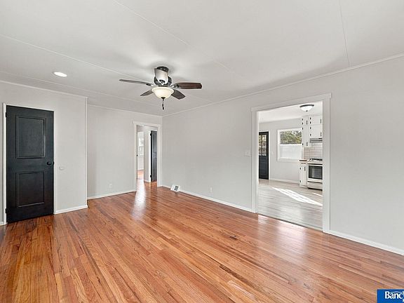 5th image of 5921 Lee Cir