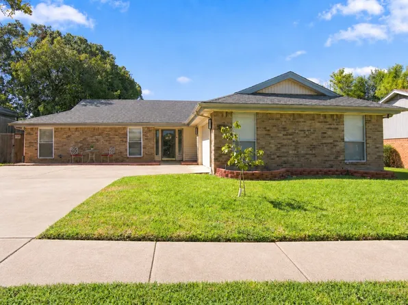 3104 Sugar St, Bedford, TX 76021