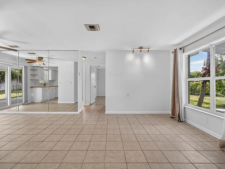 101 Beverly Rd E — Photo 11