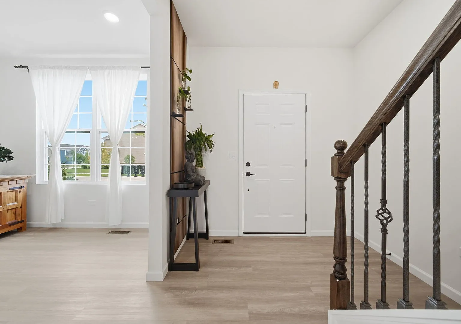 4 bed, 2.5 bath, 2716 sqft, $4,200 — Photo 4