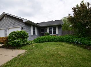 1097 Hiawatha Dr, Elgin, IL 60120