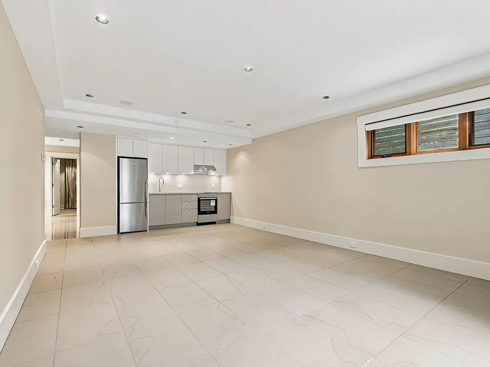 1090A W 55th Ave