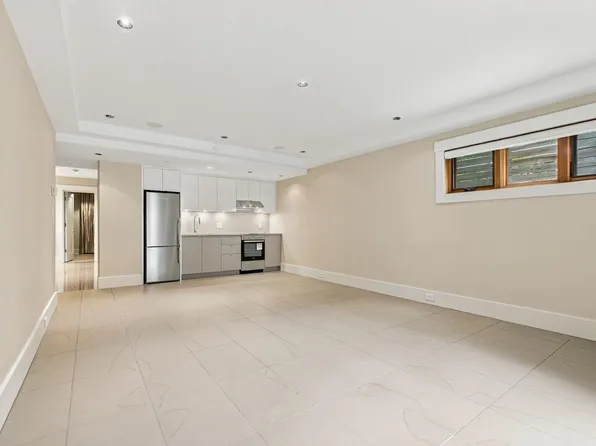 1090A W 55th Ave, Vancouver, BC V6P 1R1