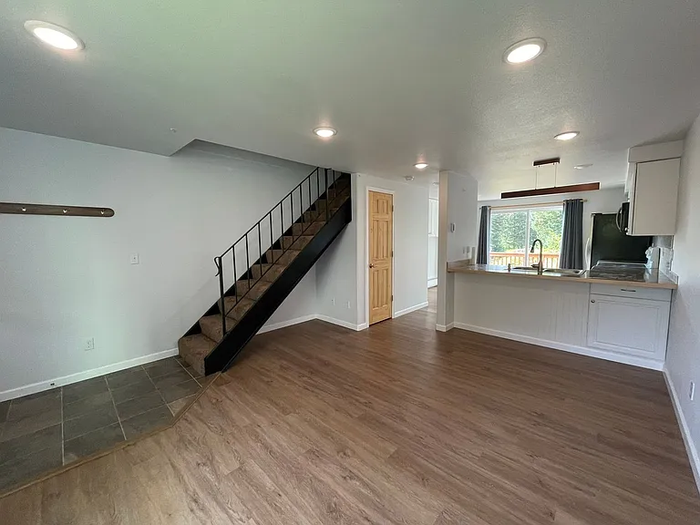 1820G5 Larch St — Photo 5