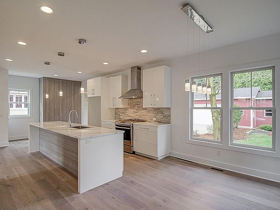 4th image of 607 Laurel Ave SE