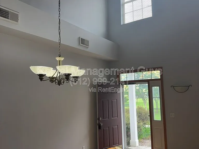 1013 Newport Ave — Photo 1