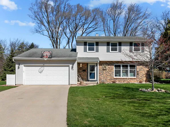 1035 Canterbury Dr, Oshkosh, WI 54902