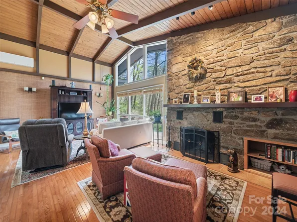 65 Hodges Dr, Waynesville, NC 28786