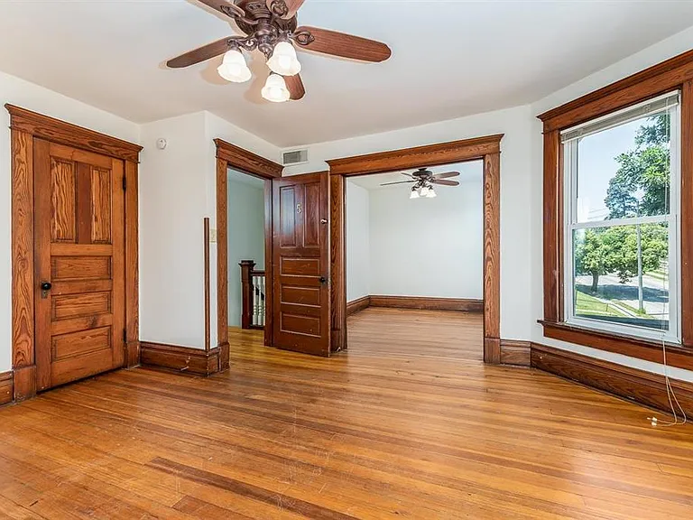 910 University Ave — Photo 26