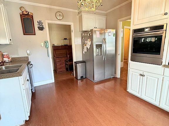 3rd image of 404 W Georgetown St