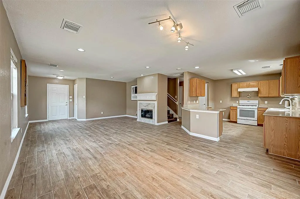3 bed, 2160 sqft, $2,100 — Photo 4